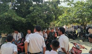 Melalui Komsos, Babinsa Serda Suwarno Beri Motivasi Kepada Siswa SMAN 1 Serasan