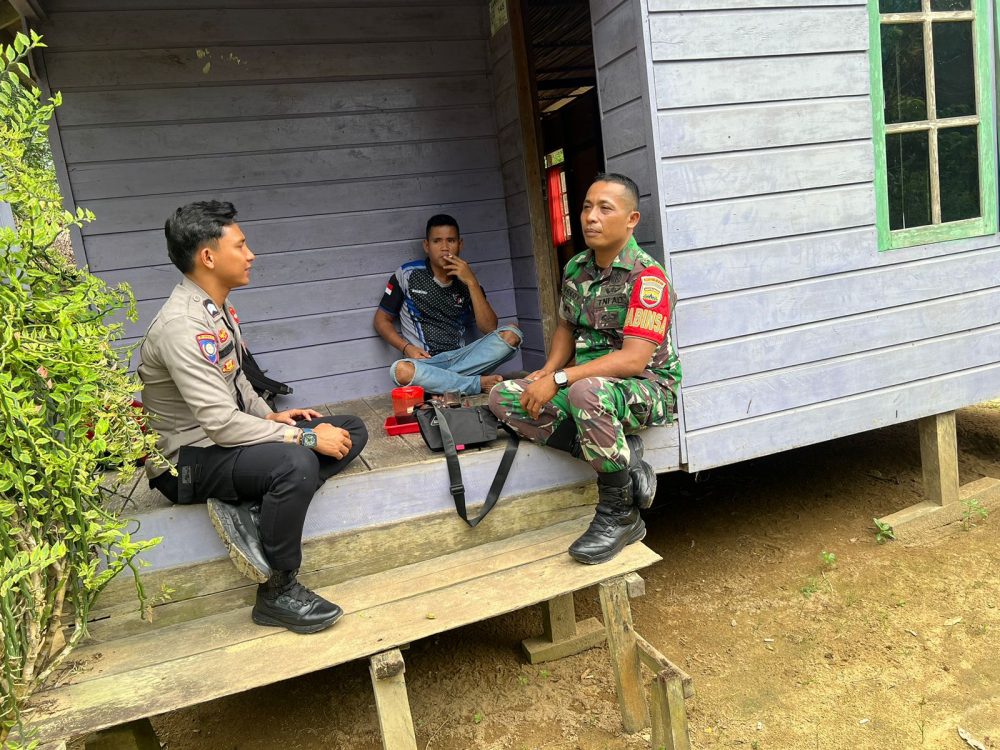 Sinergitas Bersama Polri, Babinsa Serda Fredi Jalin Komsos Dengan Warga Sinergitas Bersama Polri, Babinsa Serda Fredi Jalin Komsos Dengan Warga