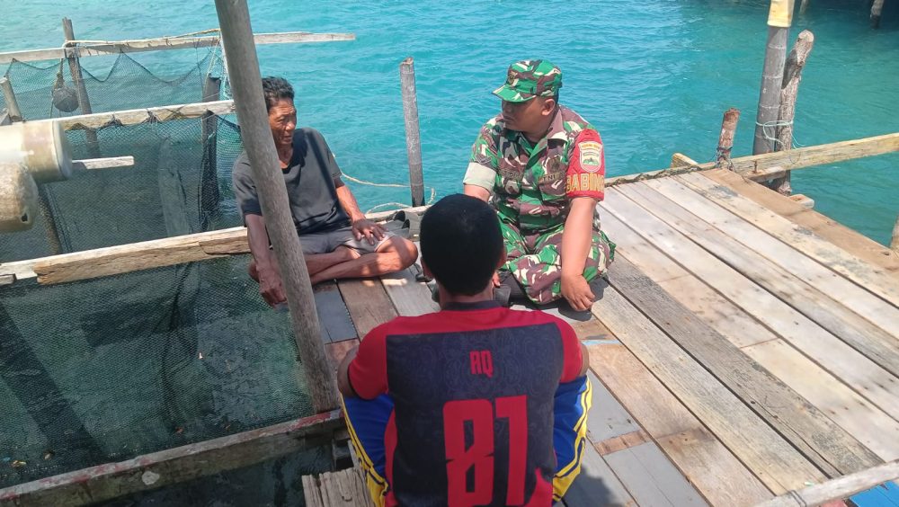 Melalui Komsos, Babinsa Serda Eko Himbau Nelayan Waspada Saat Melaut