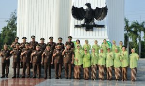 Dalam Rangka HBA ke-64 dan HUT IAD ke-24, Wakil Jaksa Agung Pimpin Upacara Ziarah dan Tabur Bunga di Taman Makam Pahlawan Kalibata