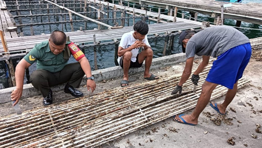 Babinsa Sertu Jimson Kembali Jalin Komsos Dengan Warga