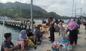 Babinsa Sertu Suwarno Jalin Komsos Dengan Pedagang Asongan