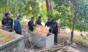 Babinsa Koramil 06/Serasan Bersama Perangkat Desa Arung Ayam Monitoring Kerusakan Pipa Air Bersih