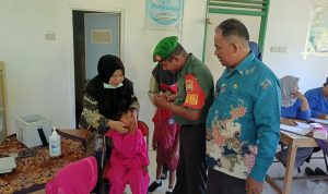 Babinsa Kopda Hafit Dampingi Tenaga Kesehatan Laksanakan Posyandu