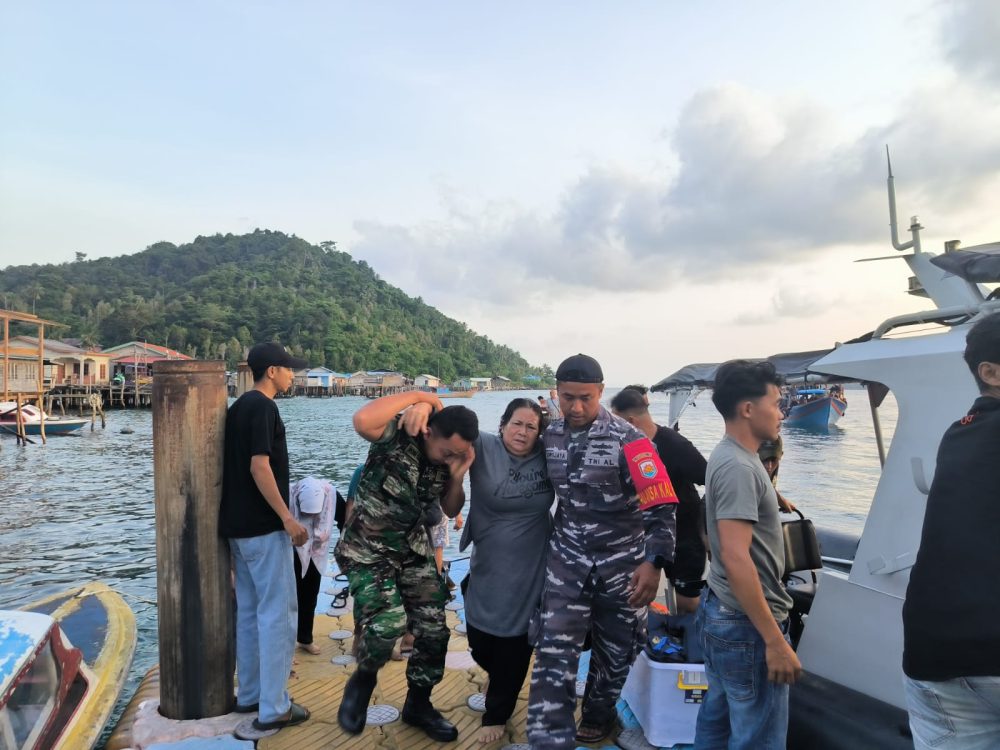 Lanal Tarempa Evakuasi Korban Kapal Tenggelam di Perairan Tarempa