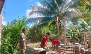 Serap Aspirasi Masyarakat, Babinsa Koptu Pamuji Komsos Dengan Pekerja Bangunan