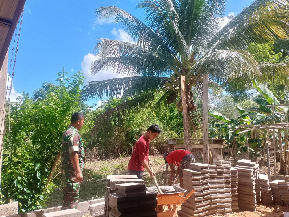Serap Aspirasi Masyarakat, Babinsa Koptu Pamuji Komsos Dengan Pekerja Bangunan