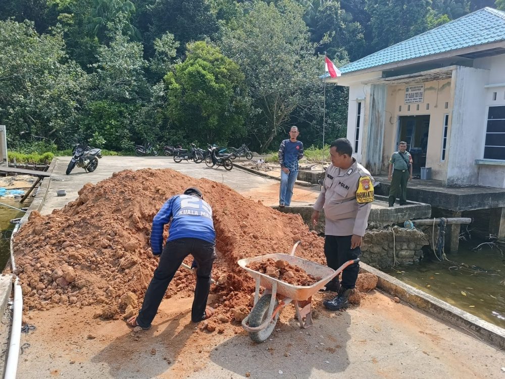 Bhabinkamtibmas Jemaja Timur Bersama Warga Gotong Royong Tambal Jalan Yang Berlubang