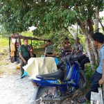 Bersama Babinkamtibmas, Babinsa Serda Fredi Jalin Komsos Dengan Pekerja Buruh