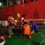Alami Keracunan Diatas Kapal, 2 WNA Dievakuasi Tim SAR Gabungan