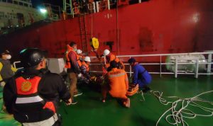 Alami Keracunan Diatas Kapal, 2 WNA Dievakuasi Tim SAR Gabungan