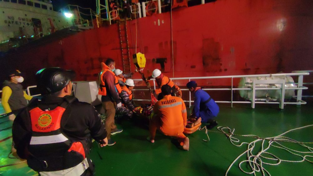 Alami Keracunan Diatas Kapal, 2 WNA Dievakuasi Tim SAR Gabungan Alami Keracunan Diatas Kapal, 2 WNA Dievakuasi Tim SAR Gabungan