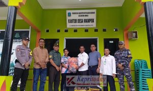 Pemerintah Desa Mampok Kecamatan Jemaja Serahkan Bantuan Kepada Nelayan