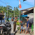 Sambut HUT Kemerdekaan RI Ke-79, Babinsa Koramil 06/Serasan Himbau Warga Pasang Bendera Merah Putih