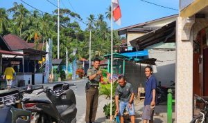 Sambut HUT Kemerdekaan RI Ke-79, Babinsa Koramil 06/Serasan Himbau Warga Pasang Bendera Merah Putih