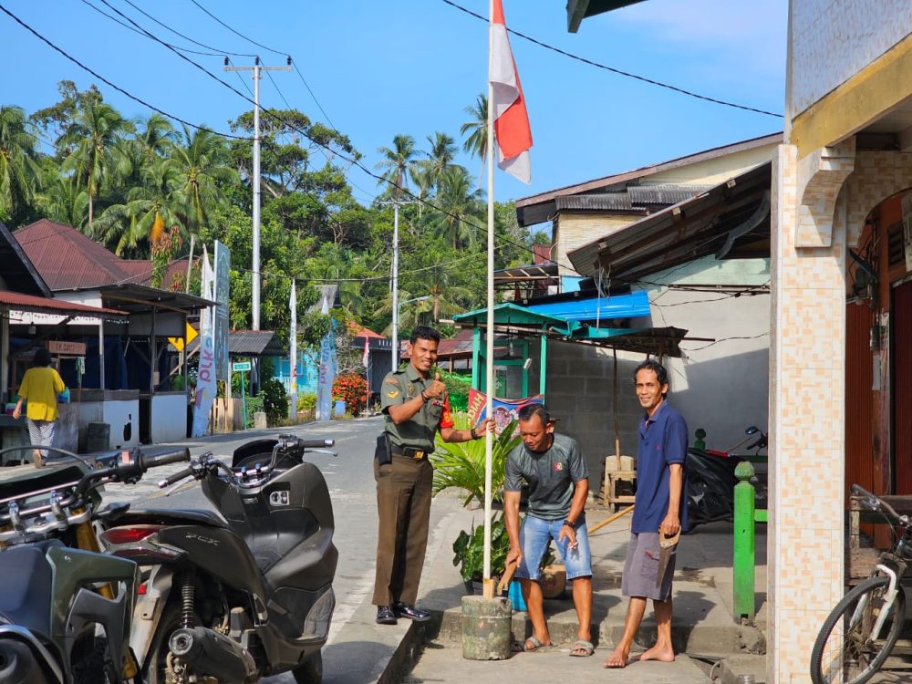 Sambut HUT Kemerdekaan RI Ke-79, Babinsa Koramil 06/Serasan Himbau Warga Pasang Bendera Merah Putih