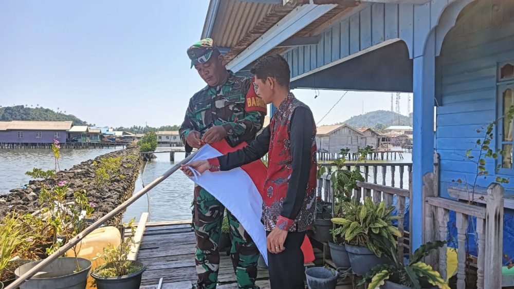 Sambut HUT Kemerdekaan RI Ke-79, Babinsa Sertu Jimson Ajak Warga Binaan Kibarkan Bendera Merah Putih Sambut HUT Kemerdekaan RI Ke-79, Babinsa Sertu Jimson Ajak Warga Binaan Kibarkan Bendera Merah Putih