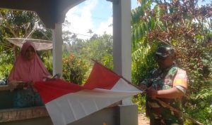 Babinsa Sertu Syaifullah Lakukan Sidak Rumah Warga Yang Tidak Pasang Bendera