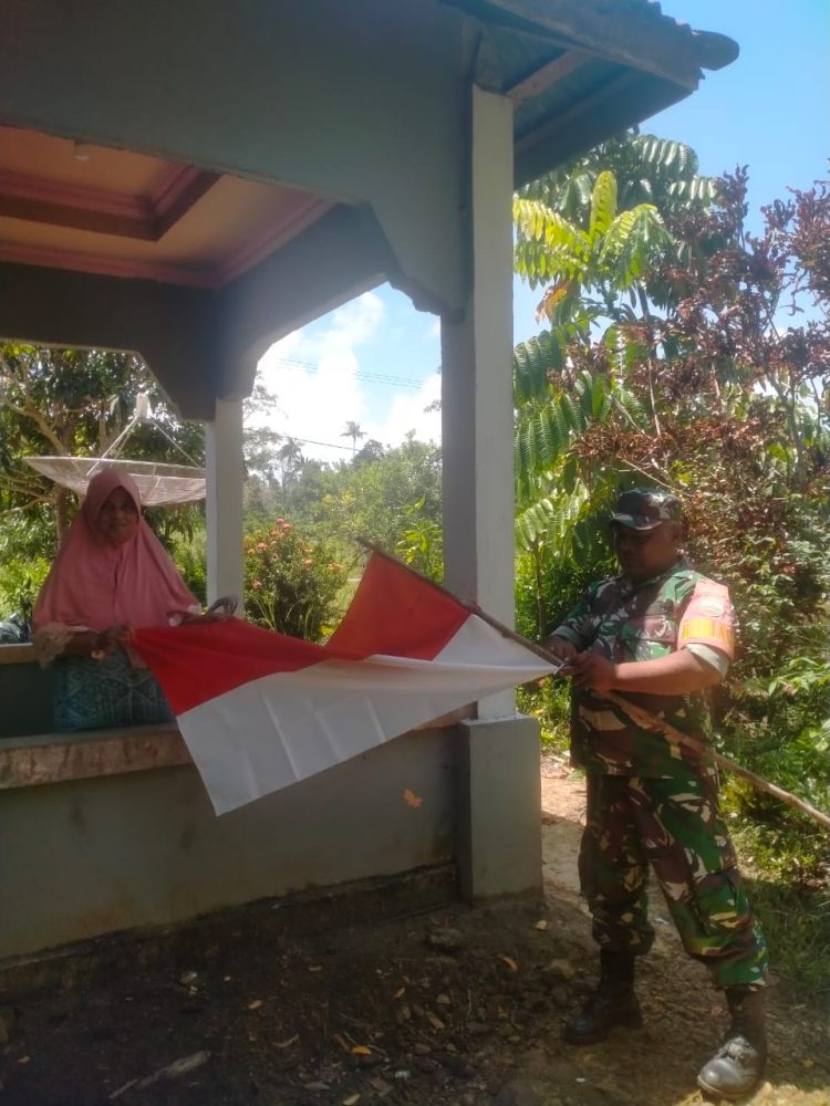Babinsa Sertu Syaifullah Lakukan Sidak Rumah Warga Yang Tidak Pasang Bendera Babinsa Sertu Syaifullah Lakukan Sidak Rumah Warga Yang Tidak Pasang Bendera