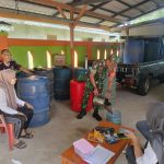 Babinsa Koramil 06/Serasan Lakukan Pendampingan Penyaluran Minyak Tanah Subsidi