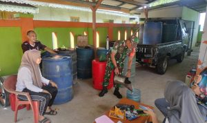 Babinsa Koramil 06/Serasan Lakukan Pendampingan Penyaluran Minyak Tanah Subsidi Babinsa Koramil 06/Serasan Lakukan Pendampingan Penyaluran Minyak Tanah Subsidi