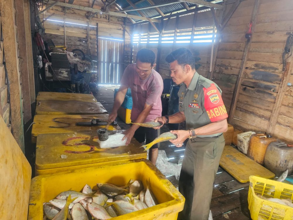Babinsa Sertu Hendry Jalin Komsos Dengan Penampung Ikan di Desa Air Nusa