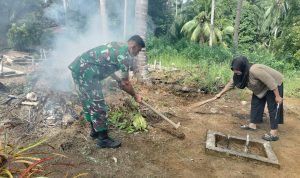 Dekat Bersama Rakyat, Babinsa Sertu Hendry Bantu Warga Bersihkan Pemakaman