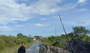 Babinsa Serka Saroji Jalin Komsos Dengan Buruh Bangunan