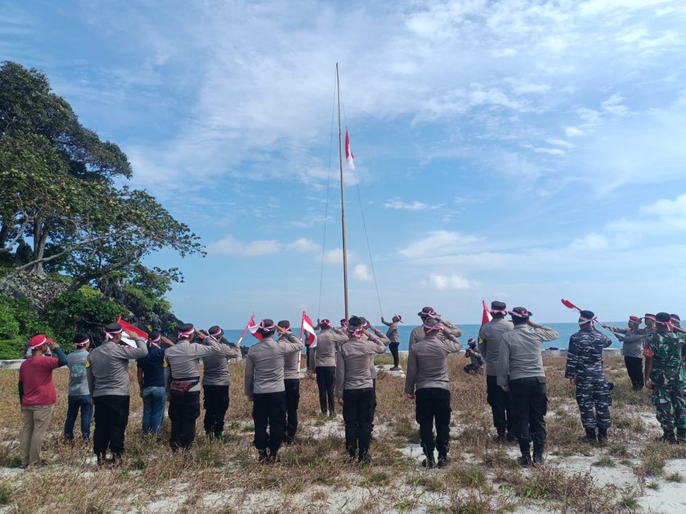 Polisi Kibarkan Bendara Merah Putih di Pulau Terluar Wilayah Kabupaten Bintan