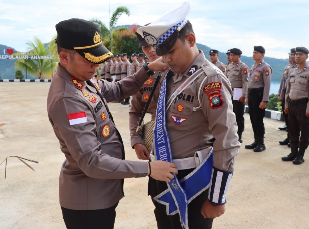 Kapolres Anambas Lakukan Pemasangan Selempang Pelayanan Publik “Regident Bergerak” Kepada Satlantas