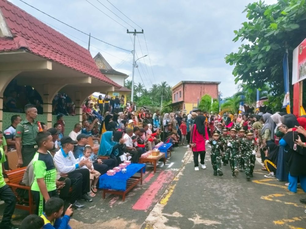 Babinsa Koramil 06/Serasan Bersama Polsek Amankan Kegiatan Lomba Gerak Jalan