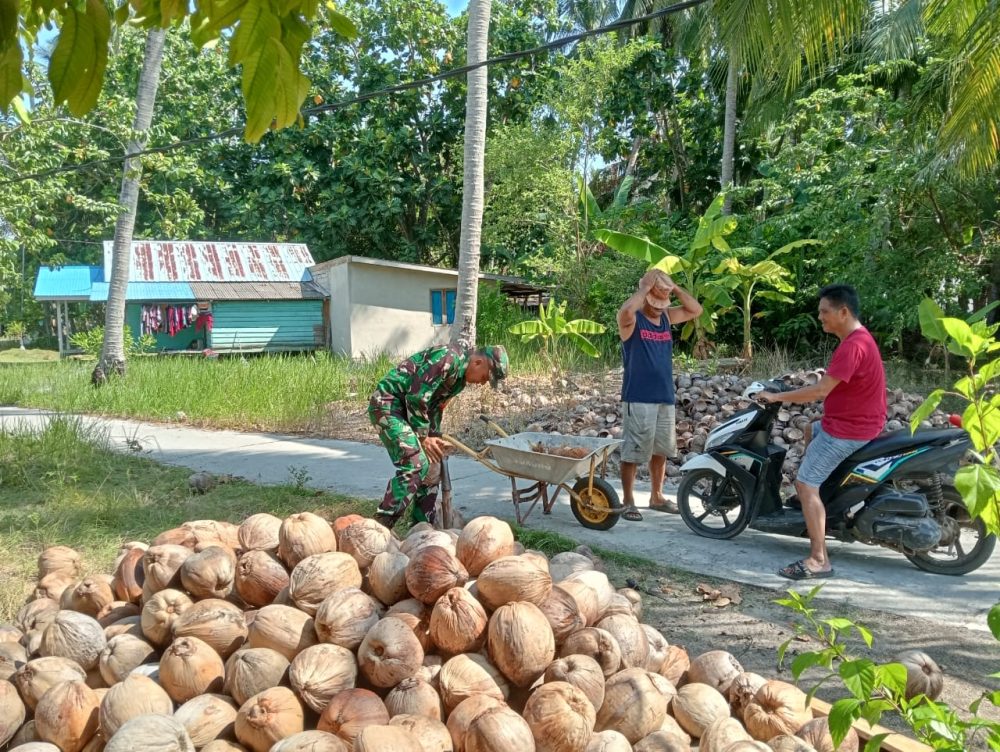 Babinsa Serda Dedi Berikan Motivasi Bagi Petani Kopra Desa Seluan Barat