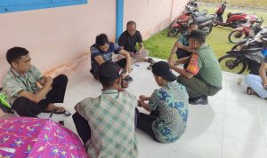 Tingkatkan Silaturrahmi, Babinsa Serka Saroji Komsos Dengan Warga Desa Meliah Selatan