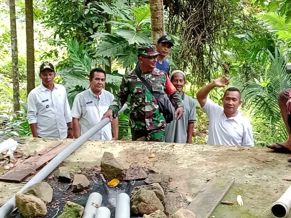 Babinsa Sertu Chaniago Dampingi Aparatur Desa Arung Ayam Survey Sumber Air Bersih Bagi Masyarakat