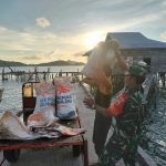 Dekat Bersama Rakyat, Babinsa Sertu Bantu Warga Pindahkan Tumpukan Pasir Dekat Bersama Rakyat, Babinsa Sertu Bantu Warga Pindahkan Tumpukan Pasir