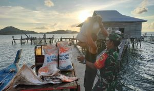 Dekat Bersama Rakyat, Babinsa Sertu Bantu Warga Pindahkan Tumpukan Pasir