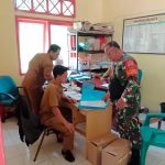 Babinsa Koramil 06/Serasan Jalin Komsos Dengan Staf Desa Air Ringau