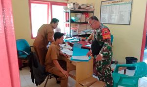 Babinsa Koramil 06/Serasan Jalin Komsos Dengan Staf Desa Air Ringau