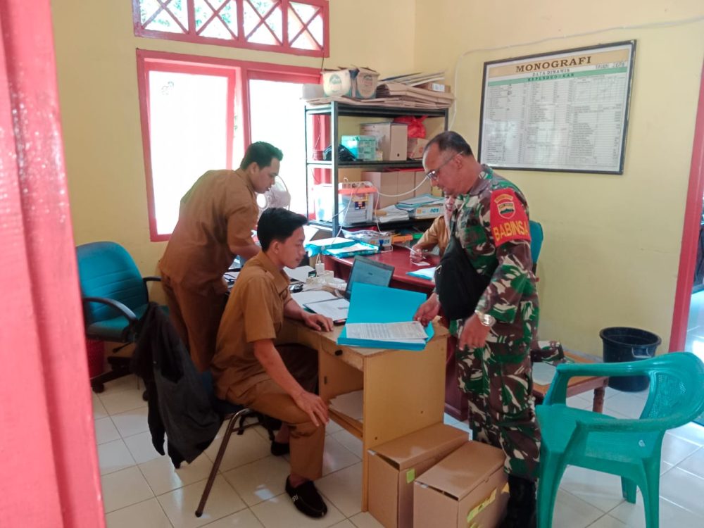 Babinsa Koramil 06/Serasan Jalin Komsos Dengan Staf Desa Air Ringau