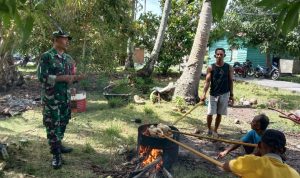 Babinsa Serka Saroji Bantu Warga Binaan Dalam Persiapan Do’a Yasinan Bersama