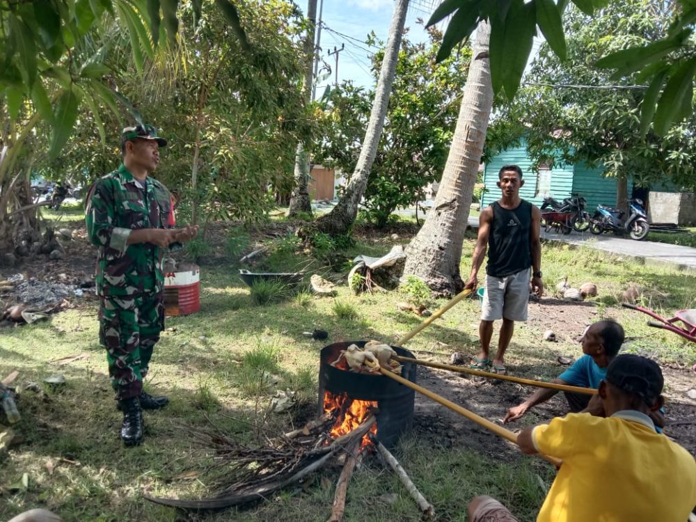 Babinsa Serka Saroji Bantu Warga Binaan Dalam Persiapan Do’a Yasinan Bersama