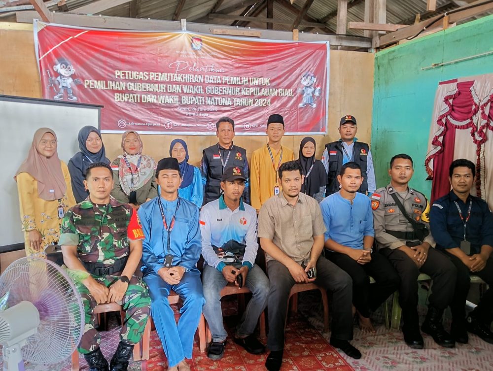 Hadiri Rapat Pleno Terbuka Rekapitulasi DPSHD, Babinsa Serda Iwan Ajak Masyarakat Sukseskan Pilkada 2024