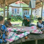 Babinsa Praka Ricko Jalin Komsos Dengan Pengrajin Anyaman Tikar Kecamatan Serasan