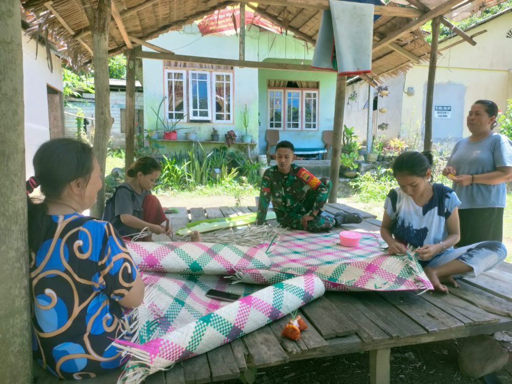 Babinsa Praka Ricko Jalin Komsos Dengan Pengrajin Anyaman Tikar Kecamatan Serasan Babinsa Praka Ricko Jalin Komsos Dengan Pengrajin Anyaman Tikar Kecamatan Serasan