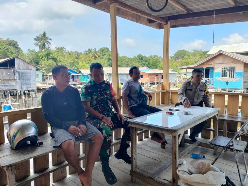 Jalin Keakraban, Babinsa dan Babinkamtibmas Komsos Dengan Warga Binaan Jalin Keakraban, Babinsa dan Babinkamtibmas Komsos Dengan Warga Binaan