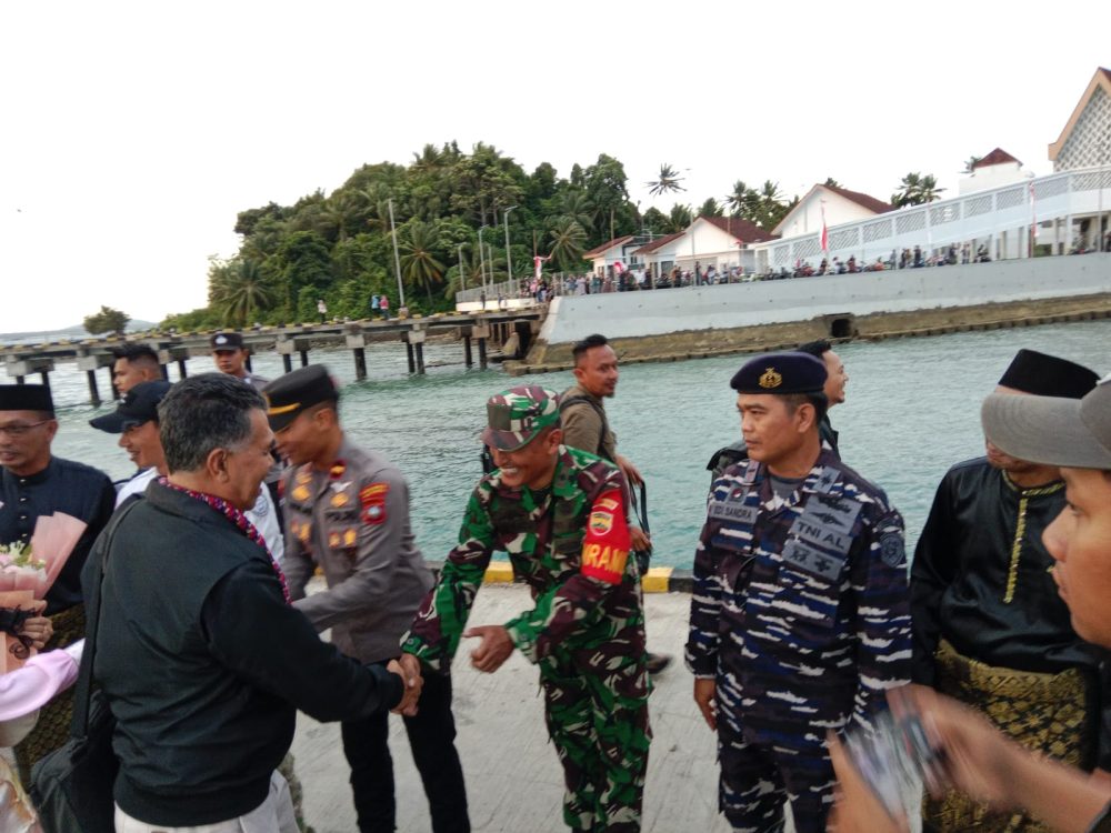 Danramil 06/Serasan Sambut Kunker Bupati Natuna Ke Wilayah Pulau Terluar