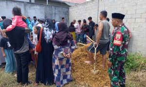 Bentuk Empati, Babinsa Serda Fredy Takziah Salah Seorang Warga Binaan Yang Tutup Usia