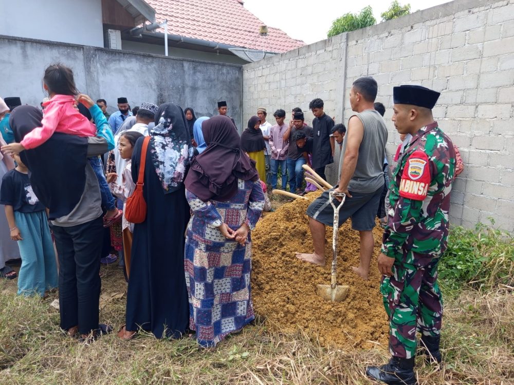 Bentuk Empati, Babinsa Serda Fredy Takziah Salah Seorang Warga Binaan Yang Tutup Usia Bentuk Empati, Babinsa Serda Fredy Takziah Salah Seorang Warga Binaan Yang Tutup Usia
