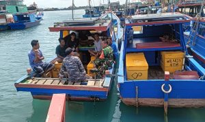 Cuaca Ekstrim, Babinsa Koramil 03/Sedanau Himbau Nelayan Sementara Waktu Tidak Melaut