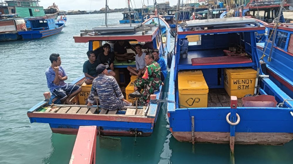 Cuaca Ekstrim, Babinsa Koramil 03/Sedanau Himbau Nelayan Sementara Waktu Tidak Melaut